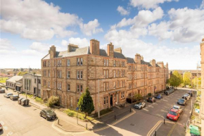 Pass the Keys Stunning 3 Bed Loft Style Apt with Free Parking